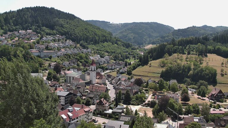 Dieses Bild zeigt eine Webcam-Aufnahme von Ottenhöfen, aufgenommen am Dienstag, den 28.07.2026 um 13:30 Uhr