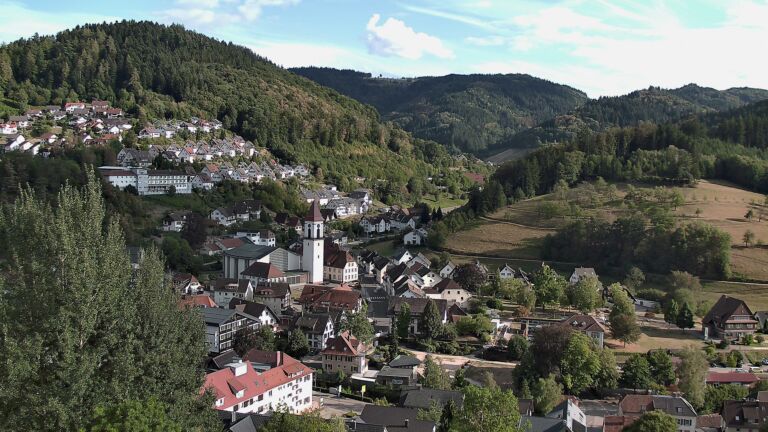 Dieses Bild zeigt eine Webcam-Aufnahme von Ottenhöfen, aufgenommen am Samstag, den 22.08.2026 um 18:00 Uhr