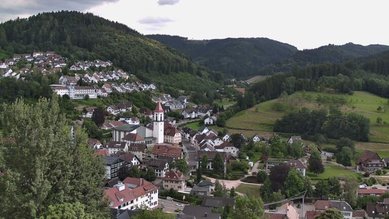 Dieses Bild zeigt eine Webcam-Aufnahme von Ottenhöfen, aufgenommen am Mittwoch, den 01.07.2026 um 16:50 Uhr
