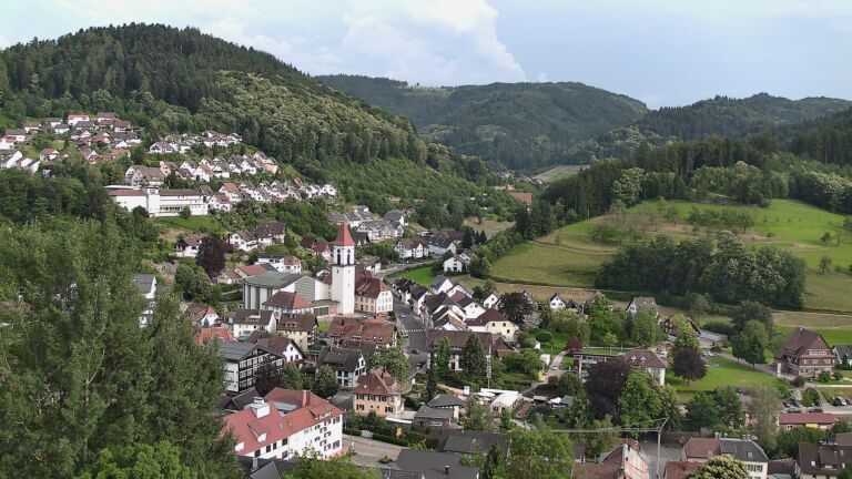 Dieses Bild zeigt eine Webcam-Aufnahme von Ottenhöfen, aufgenommen am Freitag, den 19.06.2026 um 19:10 Uhr