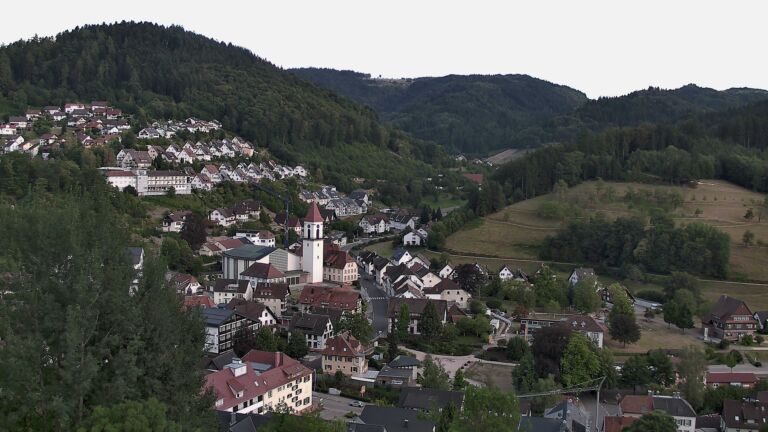 Dieses Bild zeigt eine Webcam-Aufnahme von Ottenhöfen, aufgenommen am Mittwoch, den 05.08.2026 um 19:10 Uhr