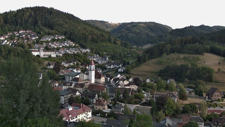 Dieses Bild zeigt eine Webcam-Aufnahme von Ottenhöfen, aufgenommen am Samstag, den 15.08.2026 um 19:10 Uhr