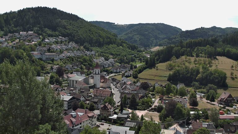 Dieses Bild zeigt eine Webcam-Aufnahme von Ottenhöfen, aufgenommen am Samstag, den 25.07.2026 um 13:00 Uhr