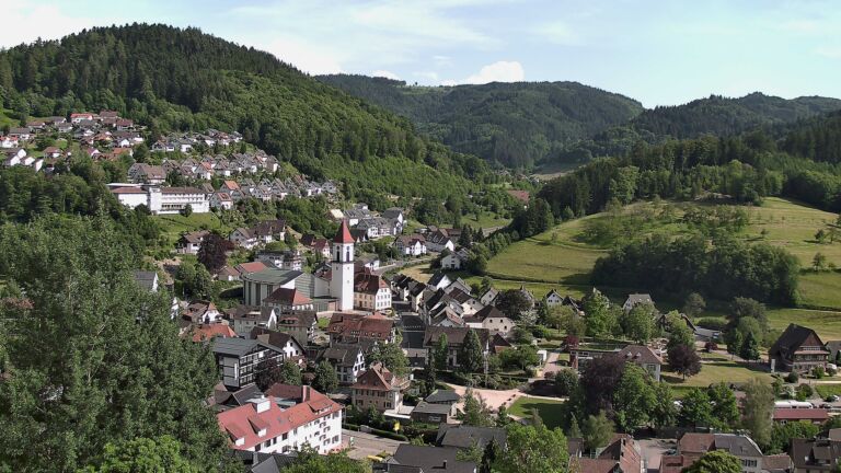 Dieses Bild zeigt eine Webcam-Aufnahme von Ottenhöfen, aufgenommen am Samstag, den 30.05.2026 um 17:20 Uhr