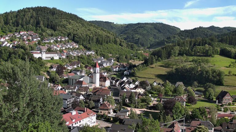 Dieses Bild zeigt eine Webcam-Aufnahme von Ottenhöfen, aufgenommen am Montag, den 15.06.2026 um 18:30 Uhr