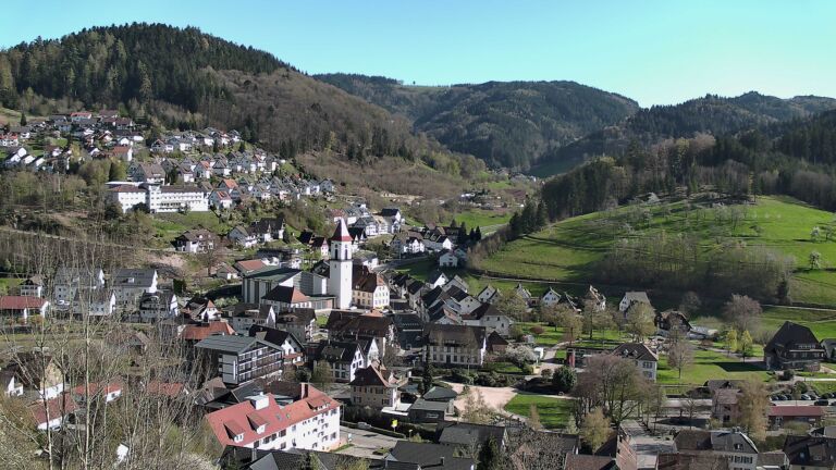 Dieses Bild zeigt eine Webcam-Aufnahme von Ottenhöfen, aufgenommen am Mittwoch, den 08.04.2026 um 17:10 Uhr