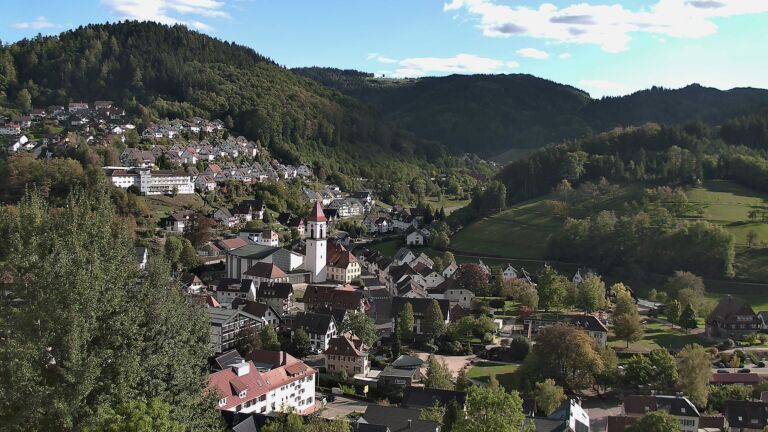 Dieses Bild zeigt eine Webcam-Aufnahme von Ottenhöfen, aufgenommen am Montag, den 12.10.2026 um 16:10 Uhr