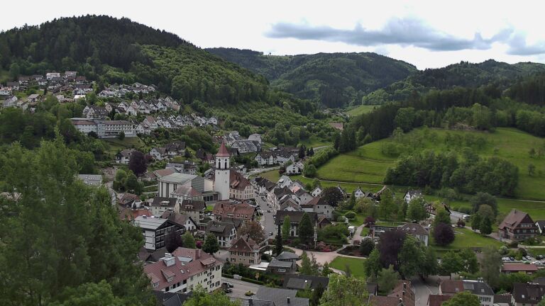 Dieses Bild zeigt eine Webcam-Aufnahme von Ottenhöfen, aufgenommen am Sonntag, den 17.05.2026 um 11:10 Uhr