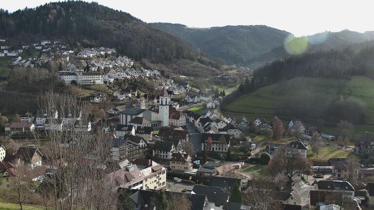 Dieses Bild zeigt eine Webcam-Aufnahme von Ottenhöfen, aufgenommen am Donnerstag, den 18.12.2025 um 13:50 Uhr