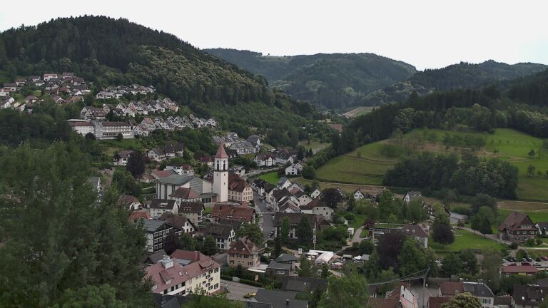 Dieses Bild zeigt eine Webcam-Aufnahme von Ottenhöfen, aufgenommen am Sonntag, den 21.06.2026 um 18:30 Uhr