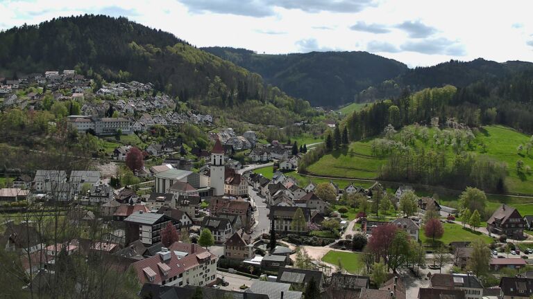 Dieses Bild zeigt eine Webcam-Aufnahme von Ottenhöfen, aufgenommen am Freitag, den 17.04.2026 um 13:00 Uhr