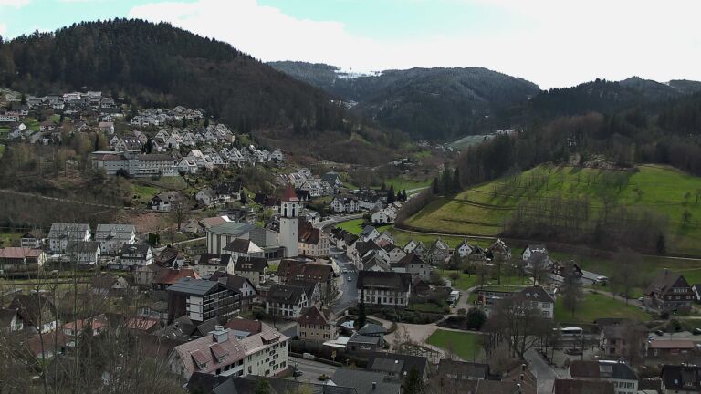 Dieses Bild zeigt eine Webcam-Aufnahme von Ottenhöfen, aufgenommen am Donnerstag, den 26.03.2026 um 13:40 Uhr