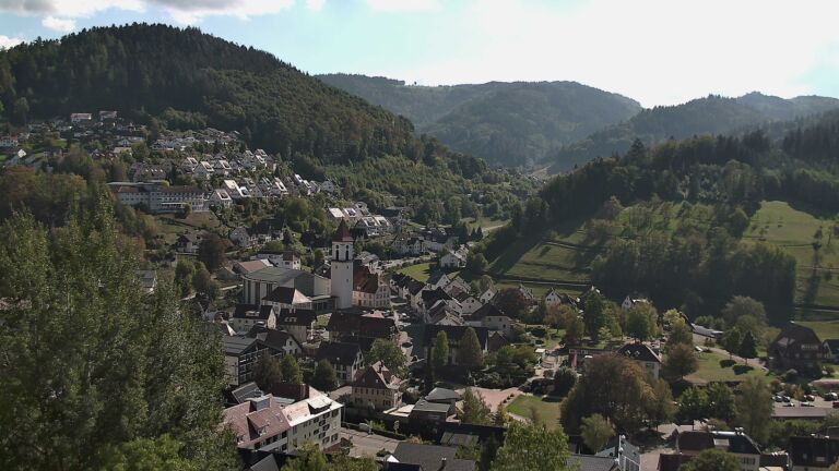 Dieses Bild zeigt eine Webcam-Aufnahme von Ottenhöfen, aufgenommen am Montag, den 05.10.2026 um 14:00 Uhr