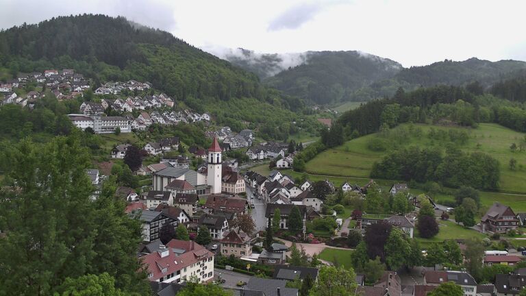 Dieses Bild zeigt eine Webcam-Aufnahme von Ottenhöfen, aufgenommen am Montag, den 18.05.2026 um 16:30 Uhr
