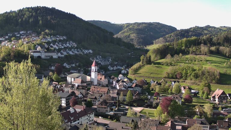 Dieses Bild zeigt eine Webcam-Aufnahme von Ottenhöfen, aufgenommen am Samstag, den 25.04.2026 um 08:10 Uhr