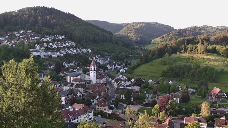 Dieses Bild zeigt eine Webcam-Aufnahme von Ottenhöfen, aufgenommen am Sonntag, den 10.05.2026 um 07:00 Uhr