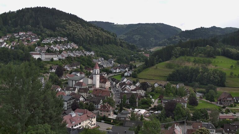 Dieses Bild zeigt eine Webcam-Aufnahme von Ottenhöfen, aufgenommen am Sonntag, den 21.06.2026 um 17:50 Uhr