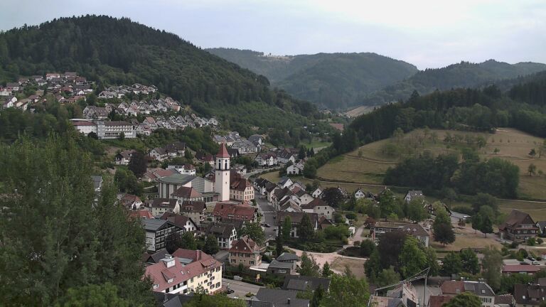 Dieses Bild zeigt eine Webcam-Aufnahme von Ottenhöfen, aufgenommen am Freitag, den 31.07.2026 um 17:00 Uhr