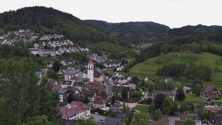 Dieses Bild zeigt eine Webcam-Aufnahme von Ottenhöfen, aufgenommen am Dienstag, den 19.05.2026 um 19:40 Uhr