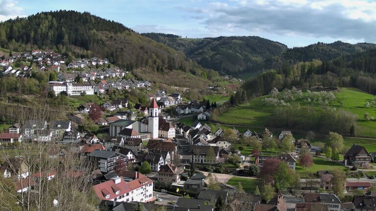 Dieses Bild zeigt eine Webcam-Aufnahme von Ottenhöfen, aufgenommen am Donnerstag, den 16.04.2026 um 18:00 Uhr