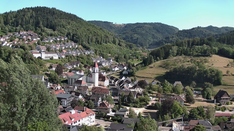 Dieses Bild zeigt eine Webcam-Aufnahme von Ottenhöfen, aufgenommen am Dienstag, den 28.07.2026 um 17:30 Uhr