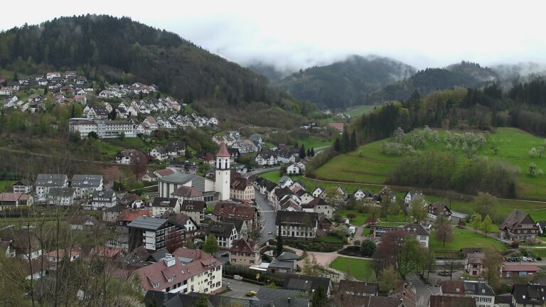 Dieses Bild zeigt eine Webcam-Aufnahme von Ottenhöfen, aufgenommen am Sonntag, den 12.04.2026 um 10:30 Uhr