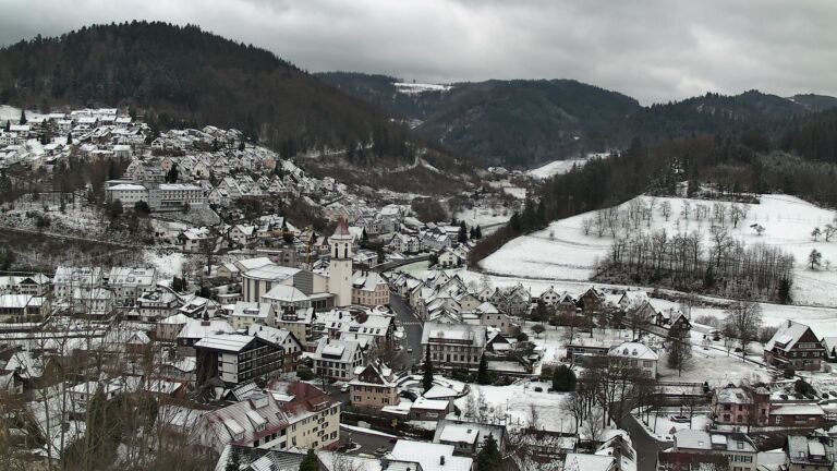 Dieses Bild zeigt eine Webcam-Aufnahme von Ottenhöfen, aufgenommen am Freitag, den 02.01.2026 um 13:50 Uhr