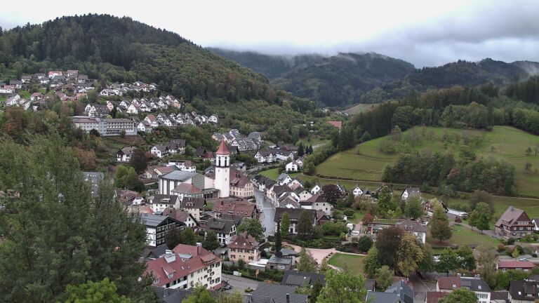 Dieses Bild zeigt eine Webcam-Aufnahme von Ottenhöfen, aufgenommen am Donnerstag, den 08.10.2026 um 18:10 Uhr