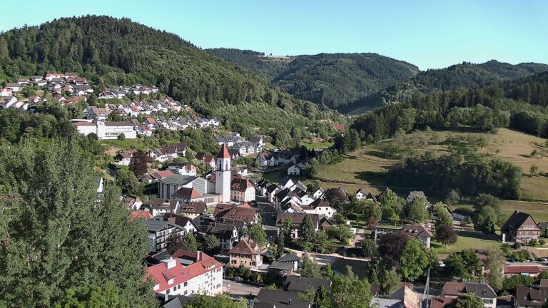 Dieses Bild zeigt eine Webcam-Aufnahme von Ottenhöfen, aufgenommen am Freitag, den 10.07.2026 um 19:00 Uhr