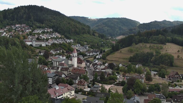 Dieses Bild zeigt eine Webcam-Aufnahme von Ottenhöfen, aufgenommen am Montag, den 17.08.2026 um 17:20 Uhr