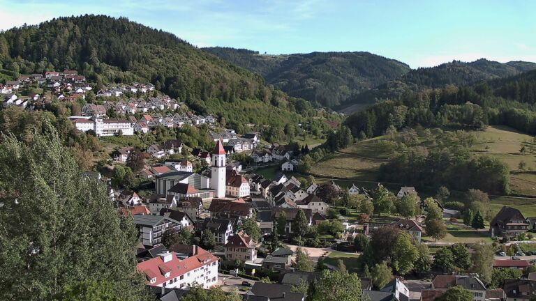 Dieses Bild zeigt eine Webcam-Aufnahme von Ottenhöfen, aufgenommen am Sonntag, den 06.09.2026 um 17:30 Uhr