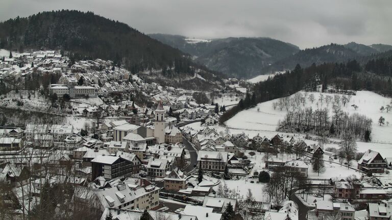 Dieses Bild zeigt eine Webcam-Aufnahme von Ottenhöfen, aufgenommen am Dienstag, den 06.01.2026 um 14:20 Uhr