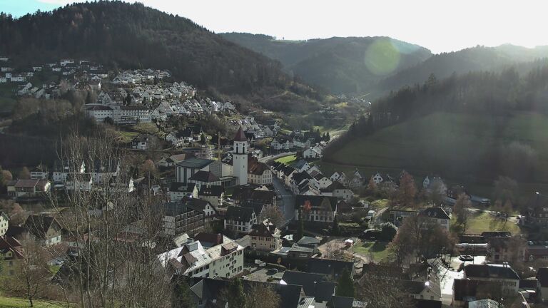 Dieses Bild zeigt eine Webcam-Aufnahme von Ottenhöfen, aufgenommen am Donnerstag, den 18.12.2025 um 13:00 Uhr