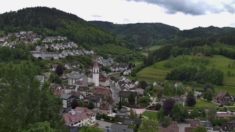 Dieses Bild zeigt eine Webcam-Aufnahme von Ottenhöfen, aufgenommen am Dienstag, den 19.05.2026 um 13:50 Uhr