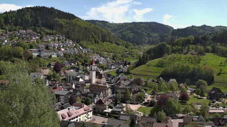 Dieses Bild zeigt eine Webcam-Aufnahme von Ottenhöfen, aufgenommen am Sonntag, den 26.04.2026 um 15:10 Uhr