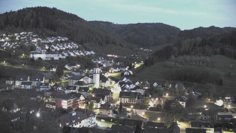 Dieses Bild zeigt eine Webcam-Aufnahme von Ottenhöfen, aufgenommen am Freitag, den 17.04.2026 um 21:00 Uhr