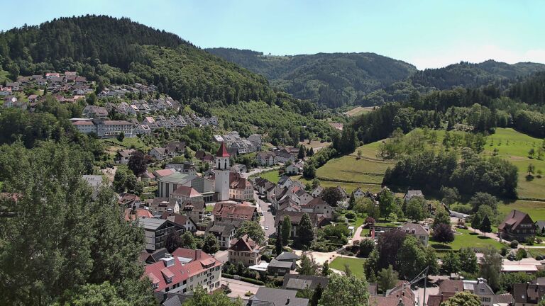 Dieses Bild zeigt eine Webcam-Aufnahme von Ottenhöfen, aufgenommen am Montag, den 15.06.2026 um 14:10 Uhr
