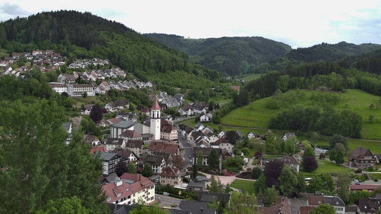 Dieses Bild zeigt eine Webcam-Aufnahme von Ottenhöfen, aufgenommen am Mittwoch, den 13.05.2026 um 17:30 Uhr