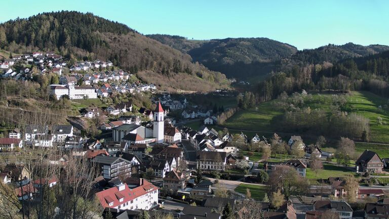 Dieses Bild zeigt eine Webcam-Aufnahme von Ottenhöfen, aufgenommen am Mittwoch, den 08.04.2026 um 18:50 Uhr