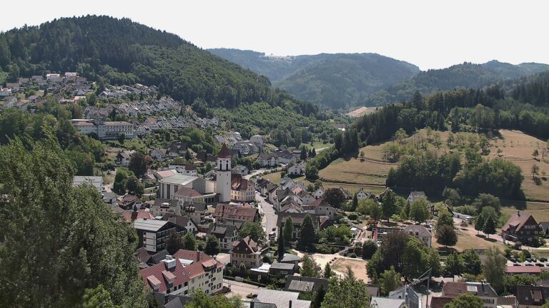 Dieses Bild zeigt eine Webcam-Aufnahme von Ottenhöfen, aufgenommen am Dienstag, den 11.08.2026 um 13:00 Uhr