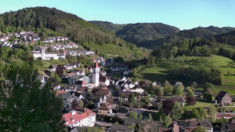 Dieses Bild zeigt eine Webcam-Aufnahme von Ottenhöfen, aufgenommen am Freitag, den 01.05.2026 um 19:00 Uhr