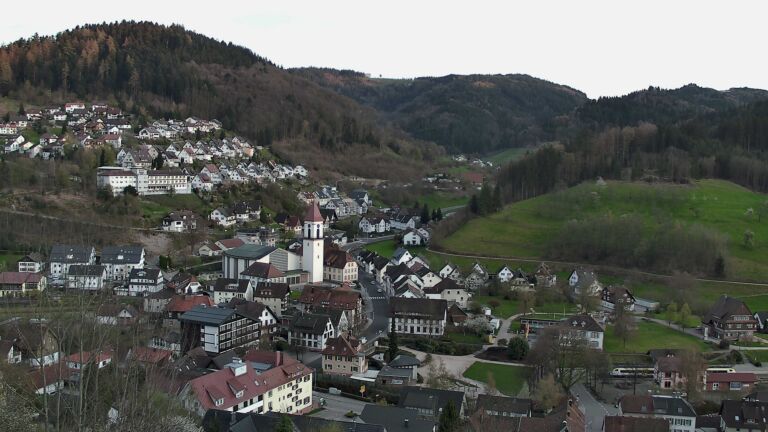 Dieses Bild zeigt eine Webcam-Aufnahme von Ottenhöfen, aufgenommen am Montag, den 06.04.2026 um 19:50 Uhr