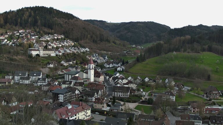 Dieses Bild zeigt eine Webcam-Aufnahme von Ottenhöfen, aufgenommen am Montag, den 06.04.2026 um 19:30 Uhr