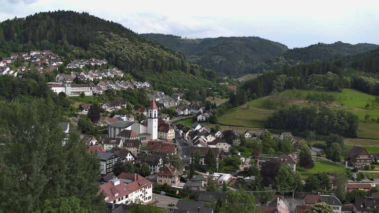 Dieses Bild zeigt eine Webcam-Aufnahme von Ottenhöfen, aufgenommen am Freitag, den 19.06.2026 um 18:40 Uhr