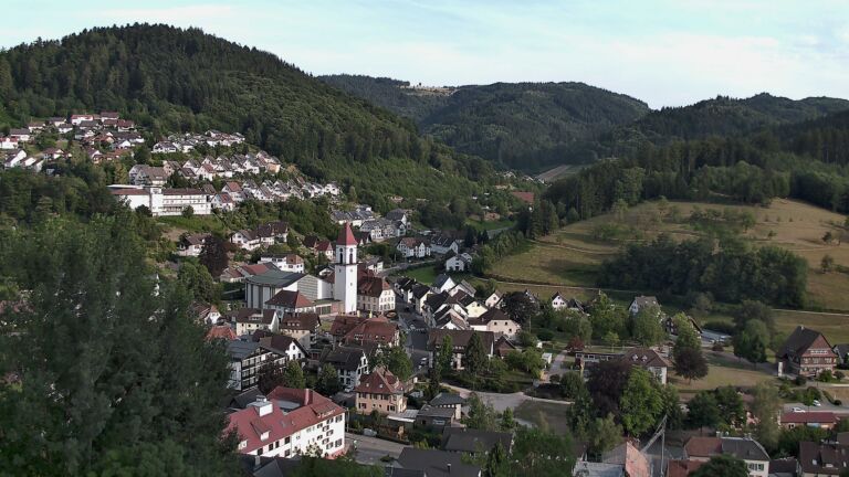 Dieses Bild zeigt eine Webcam-Aufnahme von Ottenhöfen, aufgenommen am Montag, den 13.07.2026 um 19:30 Uhr
