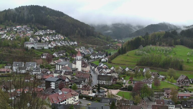 Dieses Bild zeigt eine Webcam-Aufnahme von Ottenhöfen, aufgenommen am Sonntag, den 12.04.2026 um 08:20 Uhr