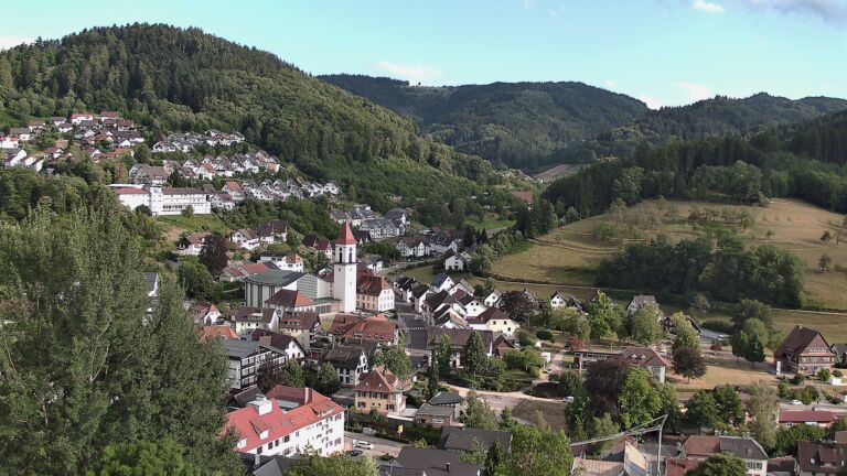 Dieses Bild zeigt eine Webcam-Aufnahme von Ottenhöfen, aufgenommen am Montag, den 27.07.2026 um 18:50 Uhr
