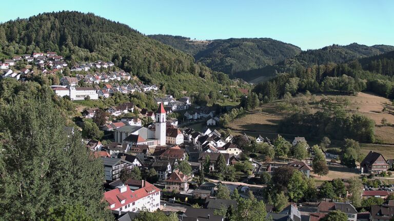 Dieses Bild zeigt eine Webcam-Aufnahme von Ottenhöfen, aufgenommen am Donnerstag, den 13.08.2026 um 18:50 Uhr