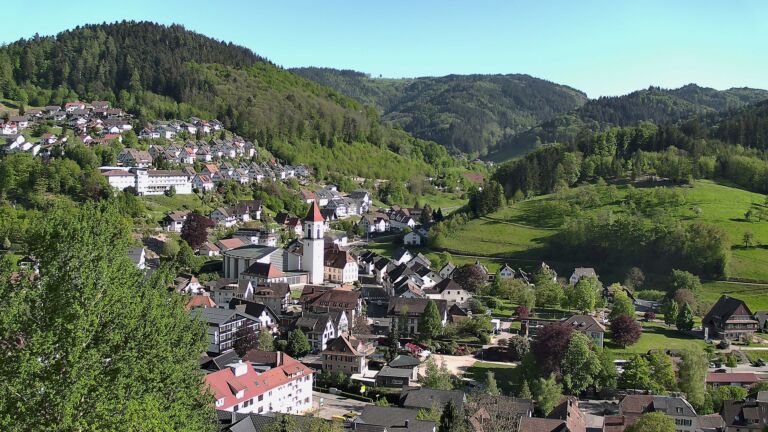 Dieses Bild zeigt eine Webcam-Aufnahme von Ottenhöfen, aufgenommen am Donnerstag, den 30.04.2026 um 17:40 Uhr