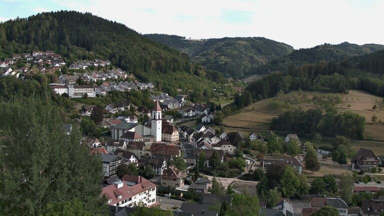 Dieses Bild zeigt eine Webcam-Aufnahme von Ottenhöfen, aufgenommen am Samstag, den 15.08.2026 um 18:00 Uhr